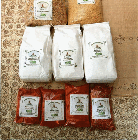 • Začinska paprika, tri vrste brašna, ovas i proso proizvedeni na Bio farmi Mamužić, Ljutovo (kontrolisana
organska proizvodnja, sa sertifikatom); foto: L. Lazić